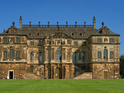 Palais mit Wiese Foto 
