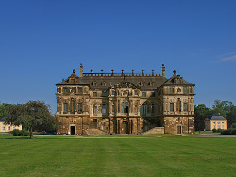 Palais mit Wiese