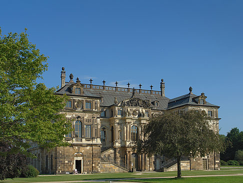 Palais zwischen Bäumen Foto 