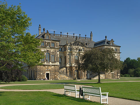 Palais zwischen Bäumen