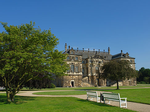 Foto Palais zwischen Bäumen