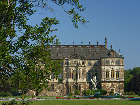 Fotos Palais zwischen Bäumen