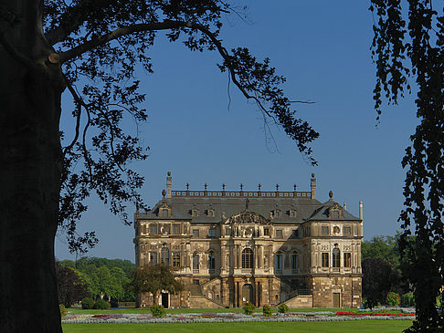 Palais zwischen Bäumen