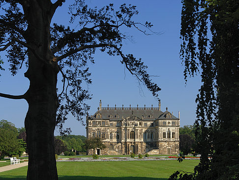 Palais zwischen Bäumen Foto 