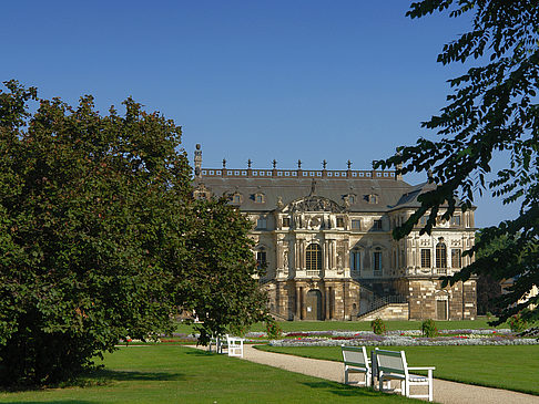 Palais zwischen Bäumen Foto 