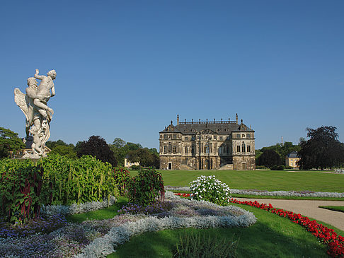 Statue vor dem Palais Fotos