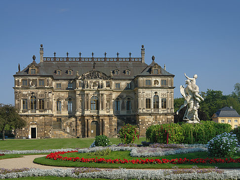 Statue vor dem Palais Fotos