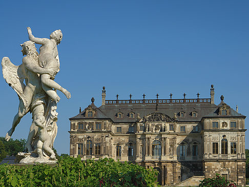 Fotos Statue vor dem Palais