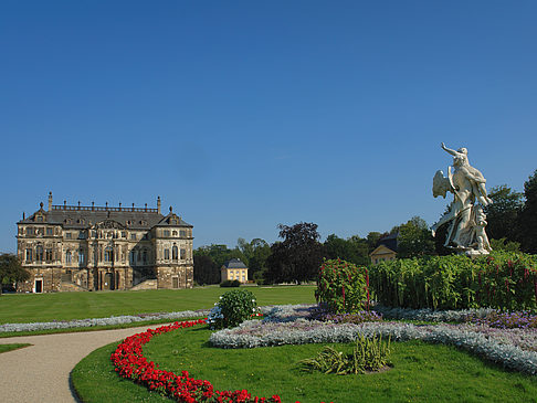 Statue vor dem Palais Fotos