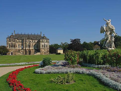Statue vor dem Palais Fotos