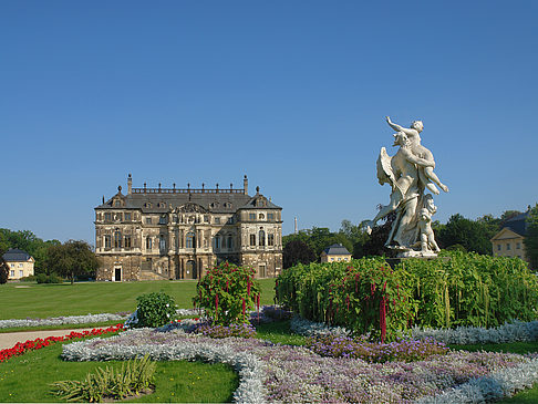 Fotos Statue vor dem Palais