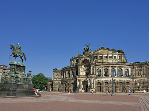 König-Johann-Statue mit Semperoper Foto 