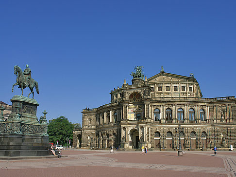 König-Johann-Statue mit Semperoper Fotos
