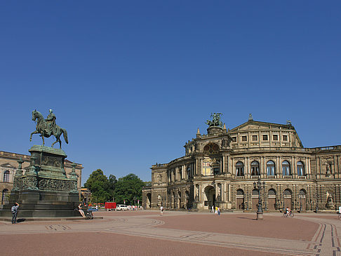König-Johann-Statue mit Semperoper