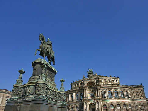 Foto König-Johann-Statue mit Semperoper