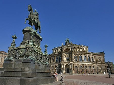 Foto König-Johann-Statue mit Semperoper