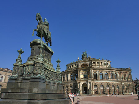 Foto König-Johann-Statue mit Semperoper - Dresden