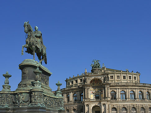 Foto König-Johann-Statue mit Semperoper - Dresden