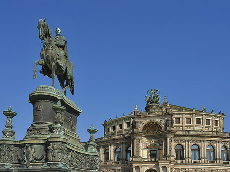 Foto König-Johann-Statue mit Semperoper