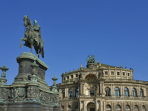 König-Johann-Statue mit Semperoper Fotos