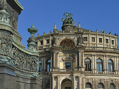 König-Johann-Statue mit Semperoper
