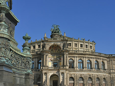 König-Johann-Statue mit Semperoper Fotos