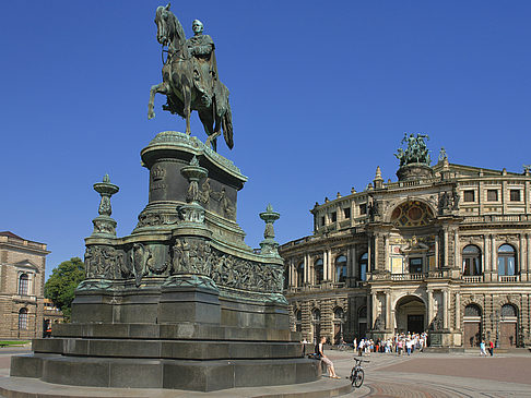 Fotos König-Johann-Statue mit Semperoper