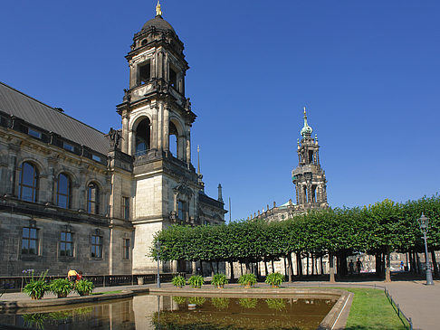 Teich vor dem Gericht