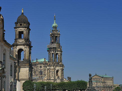 Oberlandesgericht mit Hofkirche Foto 
