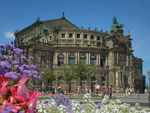 Fotos Semperoper mit Blumen