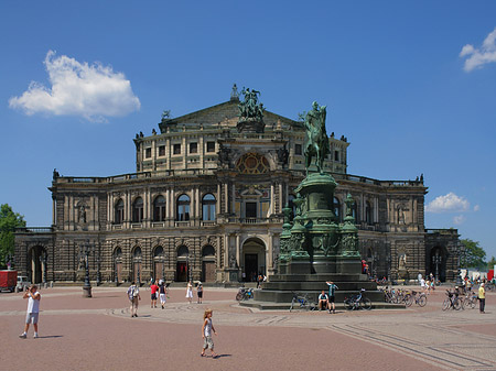 König-Johann-Statue mit Semperoper Foto 