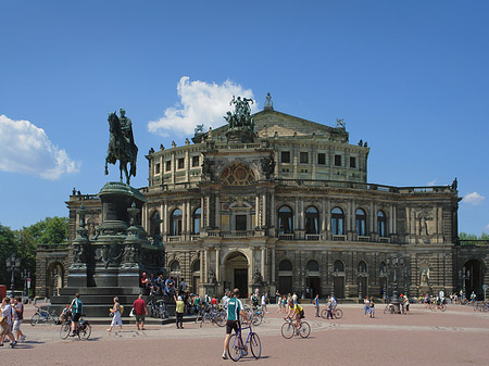 König-Johann-Statue mit Semperoper Foto 