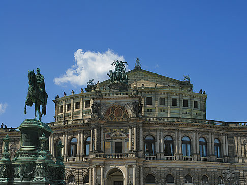 Fotos König-Johann-Statue mit Semperoper