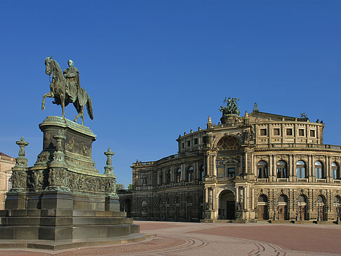 Semperoper mit Statue - Sachsen (Dresden)
