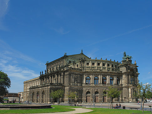 Foto Semperoper mit Springbrunnen