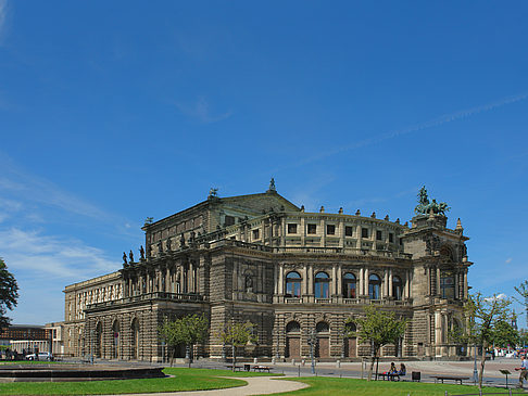 Semperoper mit Springbrunnen Fotos