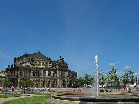 Semperoper mit Springbrunnen Fotos