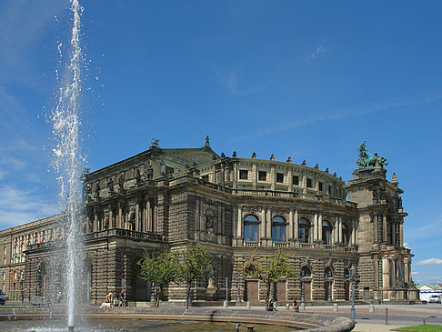 Semperoper mit Springbrunnen Fotos