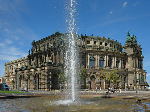 Semperoper mit Springbrunnen
