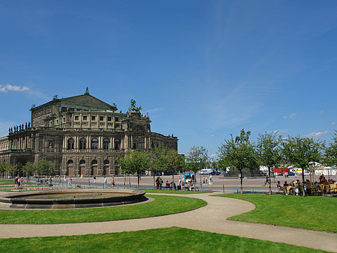 Fotos Semperoper mit Springbrunnen | Dresden