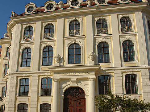Eingang des Stadtmuseums Fotos