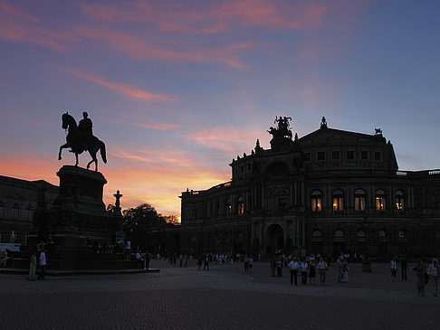 Theaterplatz abends Fotos