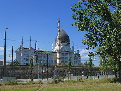 Yenidze mit Wiese